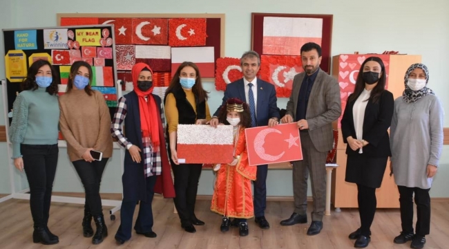 Öğrencilere bayrak sevgisi ve çevre bilinci aşılanıyor