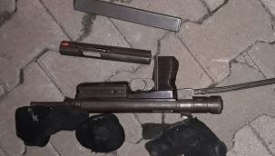 Otomobilin kapısına zulalanmış halde bulundu