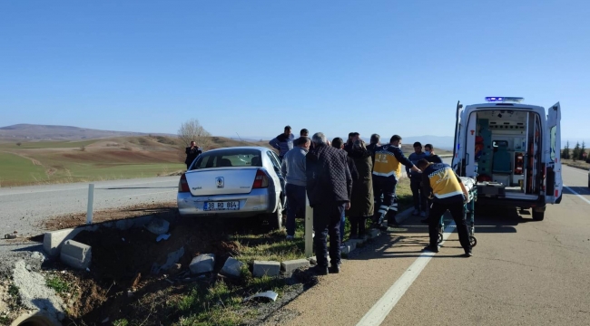 Refüjdeki bariyerlere çarpan otomobildeki 2 kişi yaralandı