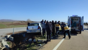 Refüjdeki bariyerlere çarpan otomobildeki 2 kişi yaralandı