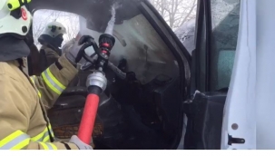 Alevlere teslim olan minibüste yandı