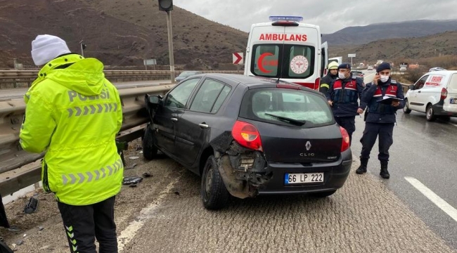 Bariyerlere saplanan otomobildeki 2 kişi yaralandı