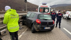 Bariyerlere saplanan otomobildeki 2 kişi yaralandı