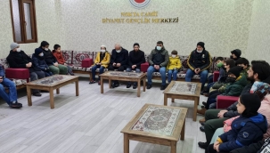 Binlerce çocuk ibadet için camilere koşuyor