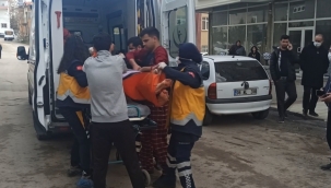 Gözü dönmüş koca eşine bıçakla saldırdı