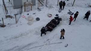 Kar, gençlerin eğlencesi oldu