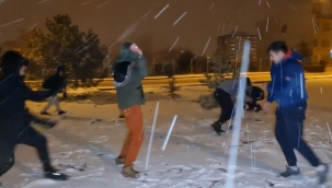 Karlı gecede çocukların kar topu sevinci