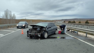 Kontrolden çıkan otomobil bariyerlere çarptı 3 kişi yaralandı