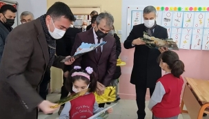 Öğrencilerin karne ve tatil sevinci