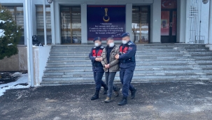 Sahte kimlikle dolaşan firari zanlı misafirlikte yakalandı