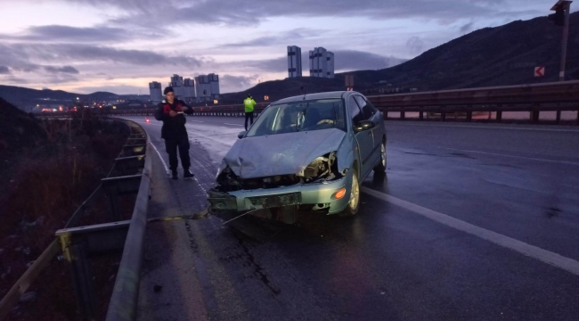 Virajı alamayarak bariyerlere çarpan otomobildeki 2 kişi yaralandı