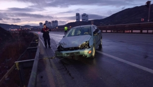 Virajı alamayarak bariyerlere çarpan otomobildeki 2 kişi yaralandı