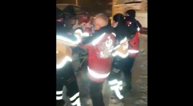 Yolda kalan ambulansın imdadına özel idare ekipleri yetişti
