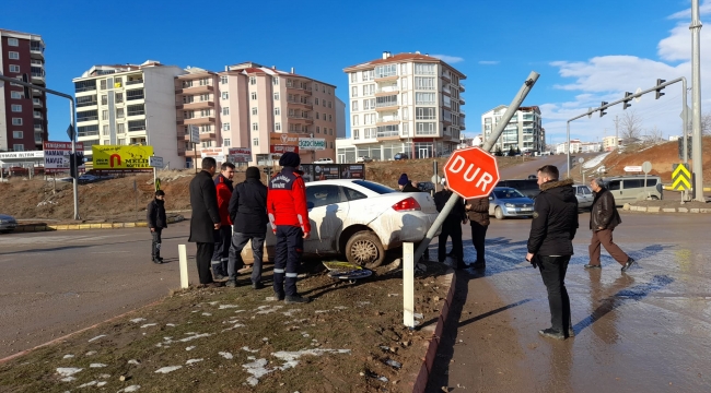 Kavşakta çarpışan araçlardaki 3 kişi yaralandı