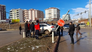 Kavşakta çarpışan araçlardaki 3 kişi yaralandı