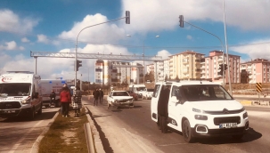 Otomobil, kırmızı ışıkta duran araca çarpmasıyla 4 kişi yaralandı