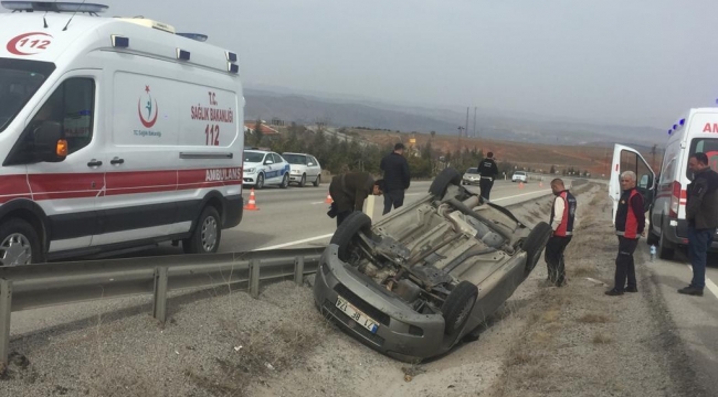 Su kanalına devrilen otomobildeki 5 kişi yaralandı