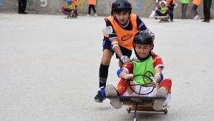 Atık malzemeler oyuncak arabalara dönüştü, öğrenciler doyasıya eğlendi