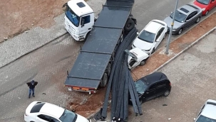 Freni patlayarak kayan tırdaki demirler 7 aracı ezdi