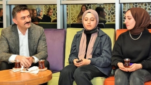 "Gençlerin iftar sofrasına misafir oldu"