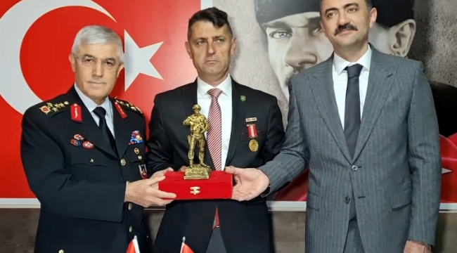 Jandarma Genel Komutanı Çetin, "Şehit yakınlarımızın ve gazilerimizin emrine amadeyiz." 