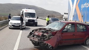 Kontrolden çıkan otomobil, demir bariyerlere çarptı