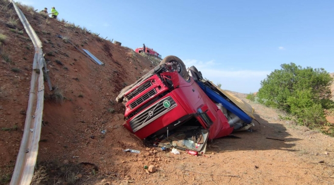 Metrelerce savrulan tır şarampole devrildi