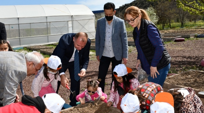 Öğrenciler tohumları toprakla buluşturdu