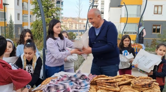 Parkta pişirilen mis kokulu pideler önce çocuklara sonra büyüklere dağıtıldı