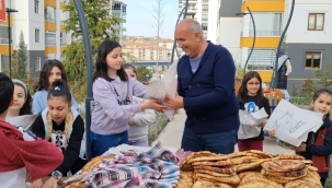 Parkta pişirilen mis kokulu pideler önce çocuklara sonra büyüklere dağıtıldı