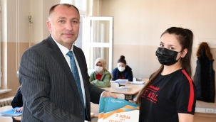 Sınavlara hazırlık kitapları öğrencilere ulaştırıldı