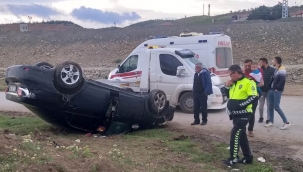 Devrilen otomobildeki 3 kişi yaralandı