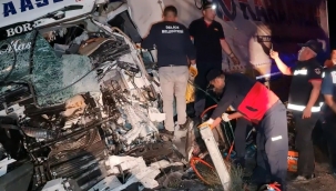 Kamyonla tırın çarpıştığı feci kazada 1 ölü, 2 yaralı