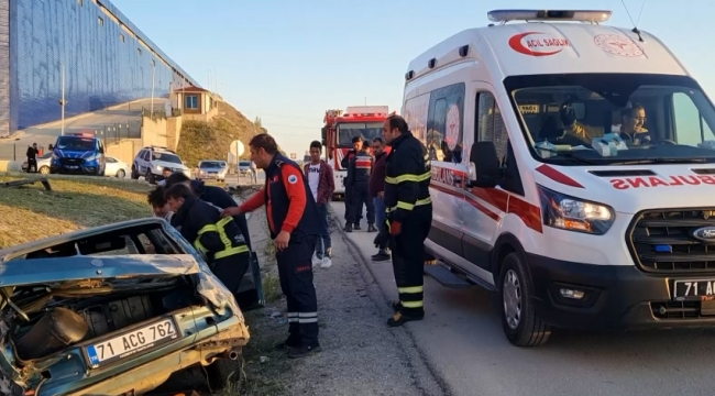 Su kanalına devrilen araçta sıkışan yaralılar, güçlükle kurtarıldı