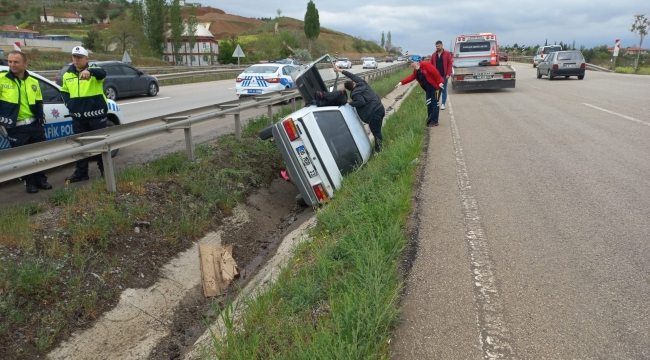 Su kanalına devrilen otomobildeki 4 kişi yaralandı