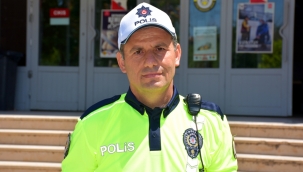 Fedakar polis memuru öğrencileri sınava bakın nasıl yetiştirdi