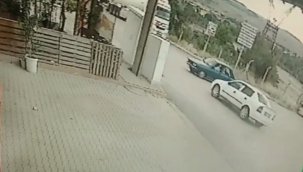 İki otomobilin çarpıştığı kaza kameraya yansıdı