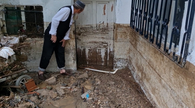 Sağanak sonrası oluşan sel duvarları yıktı, evlere çamur girdi