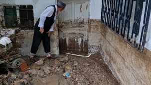 Sağanak sonrası oluşan sel duvarları yıktı, evlere çamur girdi