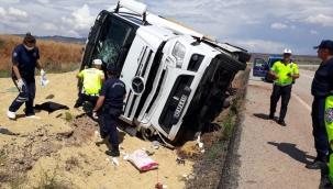 Tahıl yüklü tır devrildi, sürücü hayatını kaybetti