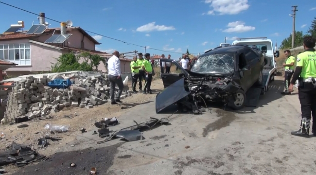 İki otomobilin çarpıştığı kazada 2'si ağır 10 kişi yaralandı