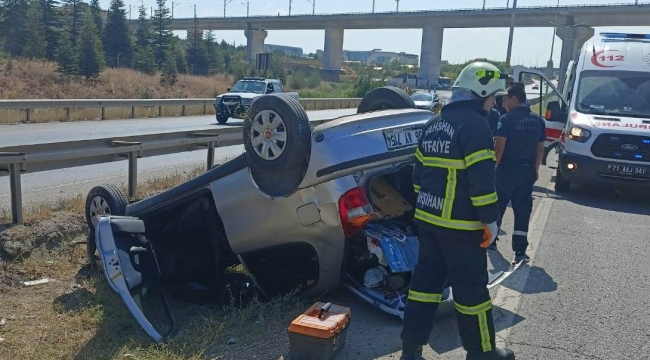 Dubalara çarparak devrilen otomobildeki 3 kişi yaralandı