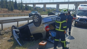 Dubalara çarparak devrilen otomobildeki 3 kişi yaralandı