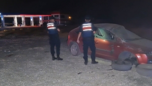 Metrelerce savrulan otomobildeki 3 kişi ölümden döndü