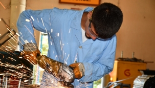 Öğrencilerin ürettikleri masa ve sıralar 25 ile gönderiliyor