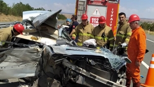 Park halindeki tıra çarpan otomobildeki 2 kişi hayatını kaybetti