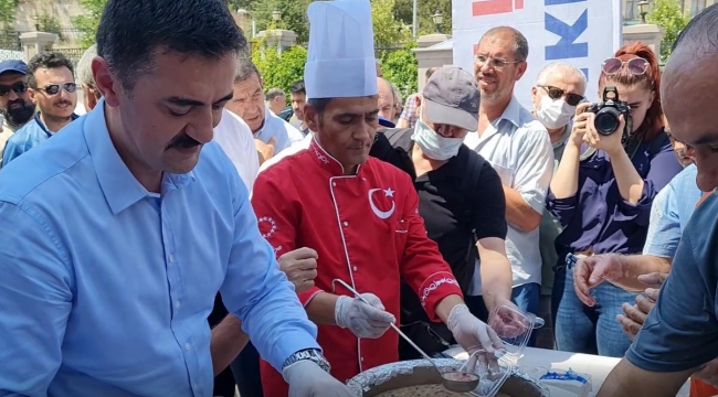 Vatandaşlara aşure ikram edildi