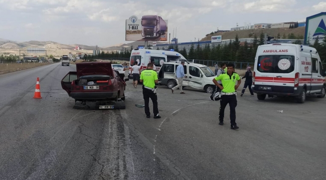 İki aracın çarpıştığı kazada çok sayıda yaralı var