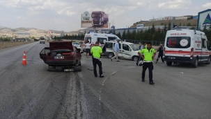 İki aracın çarpıştığı kazada çok sayıda yaralı var