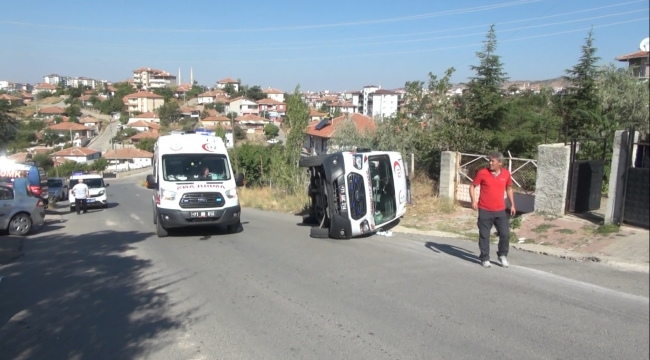 Vakaya giden ambulans otomobil ile çarpıştı, 4 yaralı